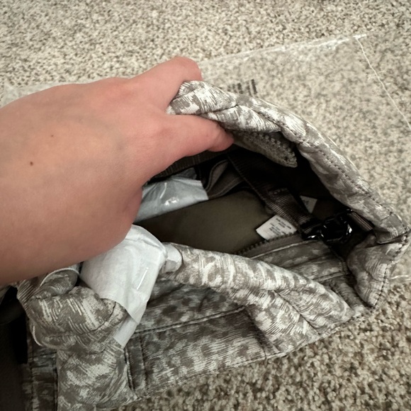 NWT Lululemon grid crossbody 5L in lined leopard and whote opal - Picture 8 of 9